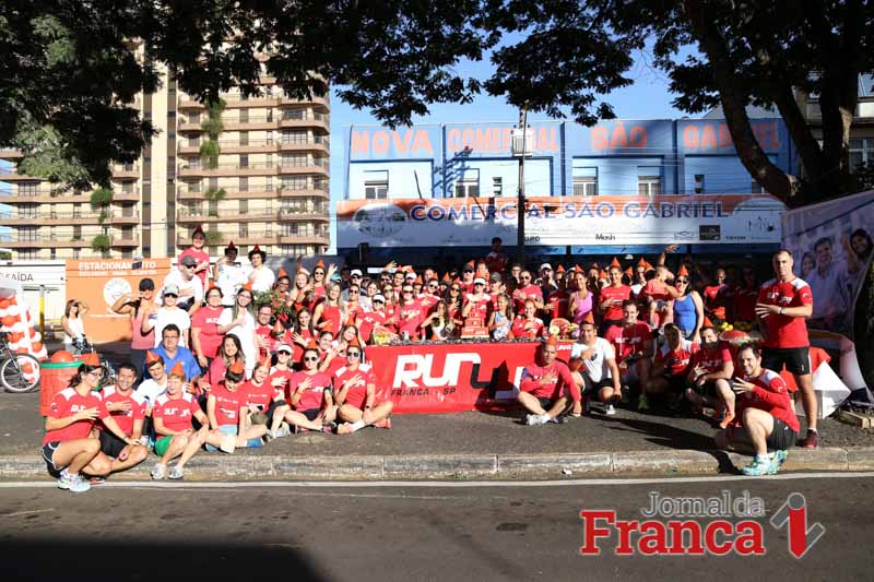 Participantes aproveitaram o momento para celebrar o 1º ano do grupo Run4life (Foto: Ricardo Fernandes/Jornal da Franca)